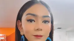 Wanita 33 tahun ini juga sempat memakai anting berwarna biru dan merah. Penampilannya tambah memukau dengan makeup flawless. Suka memakai anting yang berbeda dari biasanya ini membuat Thalita terlihat tampil beda dari artis lain. Jika kebanyakan artis memakai anting yang simpel, wanita kelahiran 1988 ini justru sebaliknya. (Liputan6.com/IG/@thalitalatief)