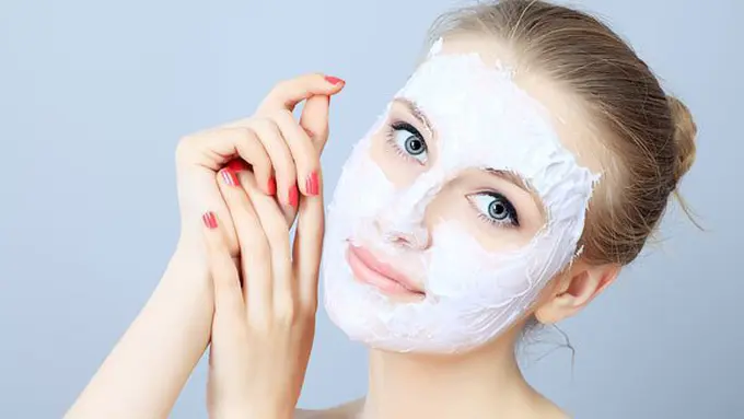 Cleanser yogurt/copyright Shutterstock.com