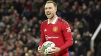 Christian Eriksen memutuskan melanjutkan kariernya bersama Manchester United setelah berpisah dengan Brentford. Pemain asal Denmark itu diikat kontrak oleh Setan Merah selama 3 tahun hingga 2025 dan menggunakan nomor punggung 14 di Old Trafford. (AP Photo/Dave Thompson)