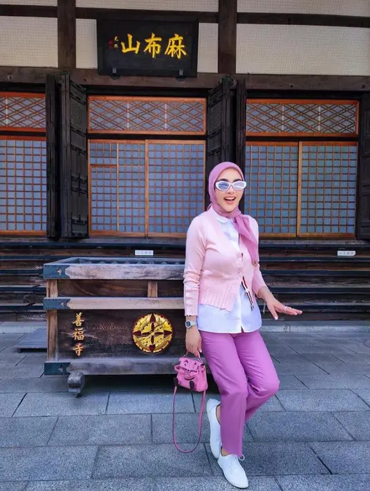 4. Penampilannya ini dilengkapi dengan sepatu sneakers putih, kacamata hitam, dan tas Hermes warna pink. (Instagram/princessyahrini).
