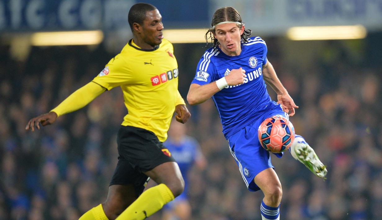 Bek Chelsea, Filipe Luis (kanan) berebut bola dengan striker Wwatford, Odion Ighalo pada laga putaran ketiga Piala FA 2014/2015 di Stamford Bridge, London (4/1/2015). Filipe Luis yang kini berseragam Flamengo, didatangkan Chelsea pada awal musim 2014/2015 dari Atletico Madrid. Gagal bersaing memperebutkan tempat utama, membuatnya hanya tampil 26 laga dengan torehan 1 gol dan 1 assist. Pada awal musim 2015/2016 ia kembali ke Atletico Madrid. (AFP/Glyn Kirk)