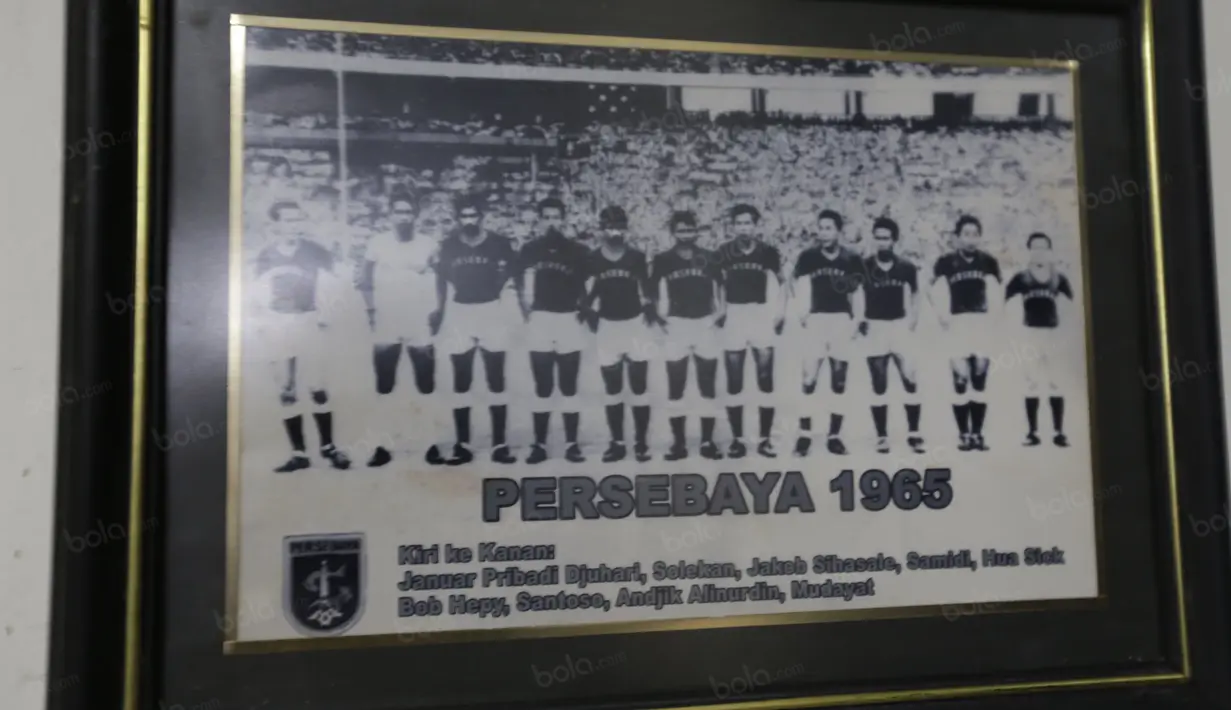 Foto Tim Persebaya Surabaya pada tahun 1965 terpampang pada salah satu ruangan di Wisma Persebaya Karanggayam, Surabaya, Jumat(10/6/2016). (Bola.com/Nicklas Hanoatubun)