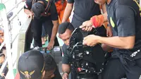 Tim Basarnas menyiapkan operasi penyelaman untuk mencari korban pesawat Lion Air JT- 610 di perairan Karawang, Jawa Barat, Rabu (31/10). Hingga hari ketiga, pencari korban jatuhnya Lion Air JT-610 terus dilakukan. (Liputan6.com/Helmi Fithriansyah)