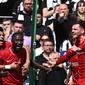 Gelandang Liverpool Naby Keita (kedua dari kiri) merayakan dengan rekan satu timnya setelah mencetak gol ke gawang Newcastle United dalam pertandingan Liga Inggris di Stadion St. James' Park, Sabtu (30/4/2022).(Paul ELLIS / AFP)