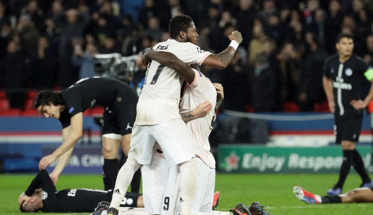 Selebrasi kemenangan pemain Man United pada leg kedua, babak 16 besar Liga Champions yang berlangsung di Stadion Parc des Princes, Paris, Kamis (7/3). Man United menang 3-1 atas PSG. (AFP/ Van Der Hasselt)