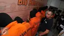 Tersangka dihadirkan dalam rilis tindak kejahatan di Polda Meto Jaya, Jakarta, Senin (15/8). Kasus yang dirilis diantaranya tindak pencurian dengan kekerasan dan tindak pidana tanpa hak membawa senjata api. (Liputan6.com/Gempur M Surya)
