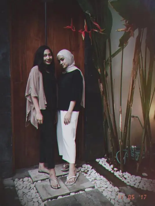 Di berbagai kesempatan sepertiya kulot menjadi andalan fesyen Ayudia. Coba lihat, lagi bersantai saja celana kulot putih andalannya tetap menjadi teman setianya. (Instagram/ayudiac)