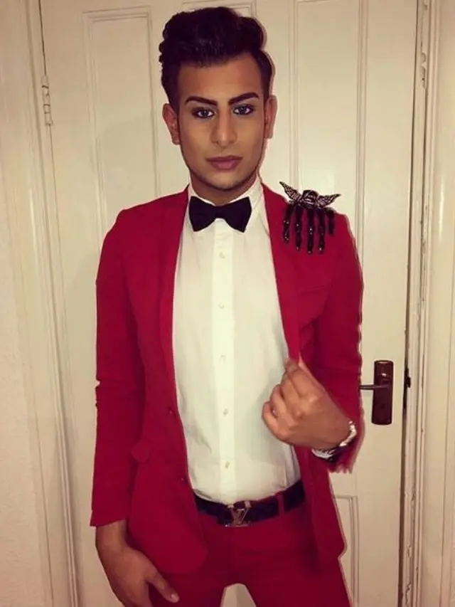 [Bintang] Cowok Ini Disebut Sebagai Raja Selfie, Dalam Sehari Bisa Foto 200 Kali Lho