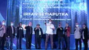 Dirut Garuda Indonesia Irfan Setiaputra (baju putih) menerima penghargaan BUMN Branding & Marketing Award 2020 di Jakarta, Kamis (05/11/2020). Dirut Garuda Indonesia meraih The Best CEO in Branding & Marketing Transformation dan 4 penghargaan utama untuk Garuda Indonesia. (Liputan6.com/Pool)