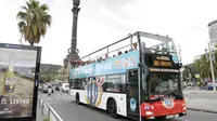 Turis menaiki bus wisata di Barcelona pada 5 Agustus 2016. (Dok: Josep LAGO / AFP)