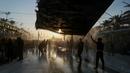 Peringatan tersebut berpusat di dua masjid yang berdekatan: tempat suci Imam Hussein dan Imam Abbas. (AP Photo/Anmar Khalil)