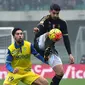 Aksi Alvaro Morata di depan pemain Chievo dalam lanjutan Serie A Italia di Stadion Marc'Antonio Bentegodi, Minggu (31/1/2016). (AFP/Giuseppe Cacace)