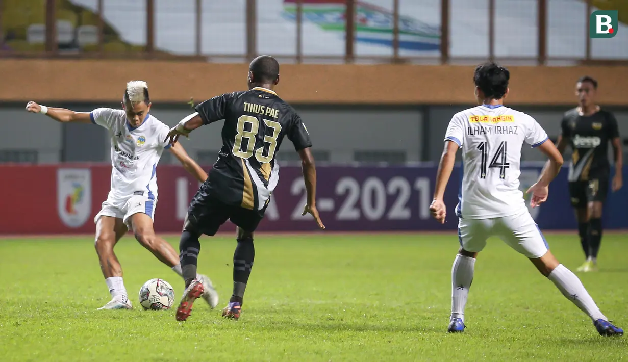 Pemain PSIM Yogyakarta, Hapidin (kiri) mencetak gol penyeimbang 1-1 ke gawang Dewa United dalam matchday pertama Grup Y Babak 8 besar Liga 2 2021 di Stadion Wibawa Mukti, Cikarang, Kamis (16/12/2021). (Bola.com/Bagaskara Lazuardi)