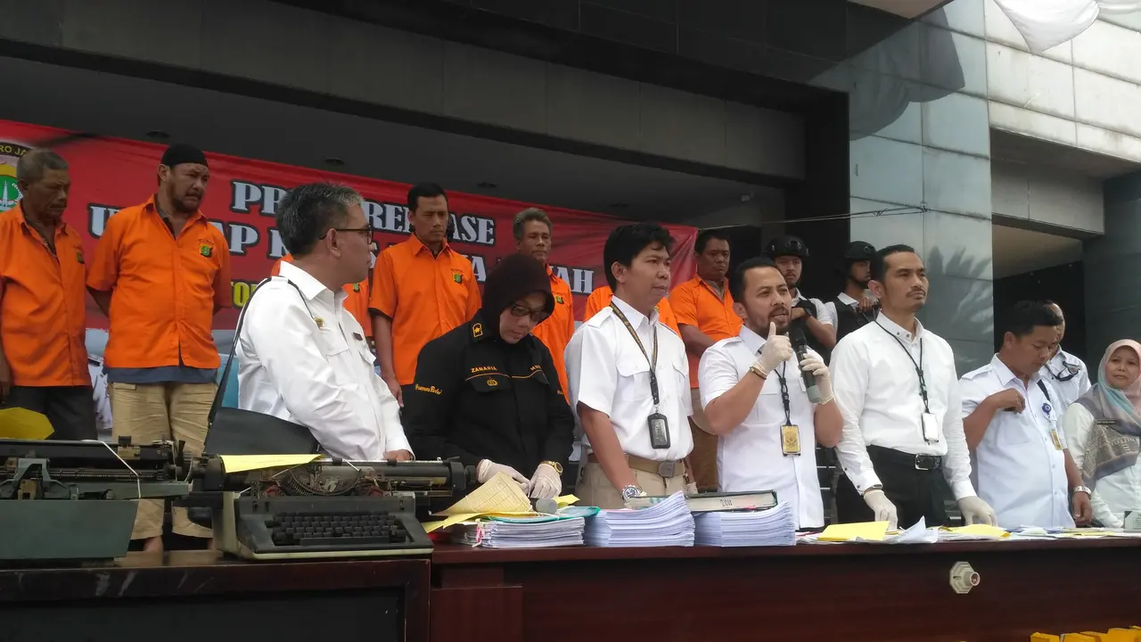 Polisi tangkap komplotan mafia tanah yang gugat Pemprov DKI (Merdeka.com/Ronald)