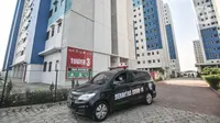 Kendaraan petugas melintas di depan tower 3 Rusun Nagrak Cilincing, Jakarta, Rabu (1/9/2021). Sebelumnya, Pemprov DKI Jakarta memfungsikan dua rusun teresebut sebagai tempat isolasi pasien Covid-19 akibat melonjaknya pasien di RSDC Wisma Atlet Kemayoran pada Juni lalu. (merdeka.com/Iqbal S. Nugroho)