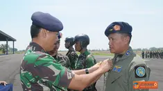 Citizen6, Surabaya: Prosesi penyematan brevet pada upacara Wing Day tersebut, dipimpin langsung Dankobangdikal Laksda TNI Djoko Teguh Wahojo di lapangan Hangar Skuadron 400 Lanudal Juanda, Surabaya, Kamis (25/10). (Pengirim: Penkobangdikal).