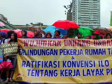 Ratusan Pekerja Rumah Tangga (PRT) melakukan aksi menuntut tanggung jawab Pemerintah Indonesia atas perlindungan terhadap para PRT di Bundaran HI, Jakarta, Minggu (8/3/2015).(Liputan6.com/Yoppy Renato)