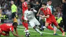 Di babak kedua, Benfica tampil lebih agresif demi mengejar ketertinggalan agregat dan melupakan sektor petahanan. Tampak dalam foto, gelandang SL Benfica asal Luksemburg, Leandro Barreiro (kiri) berebut bola dengan gelandang Real Madrid, Eduardo Camavinga (tengah) selama pertandingan leg kedua babak playoff 16 besar Liga Champions 2025/2026 di Stadion Santiago Bernabeu pada Rabu 25 Februari 2026 waktu setempat atau Kamis (26/2/2026) dini hari WIB. (Thomas COEX/AFP)