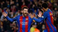 Lionel Messi dan Neymar merayakan gol ke gawang Celta Vigo dalam lanjutan Liga Spanyol pekan ke-26 di Stadion Camp Nou, Minggu (5/3). Barca menang telak dengan skor 5-0. (AP PHOTO)