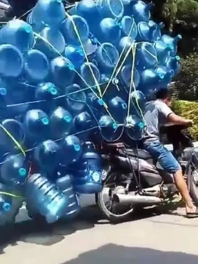 6 Cara Orang Bawa Galon Ini Unik Banget, Jadi Sorotan