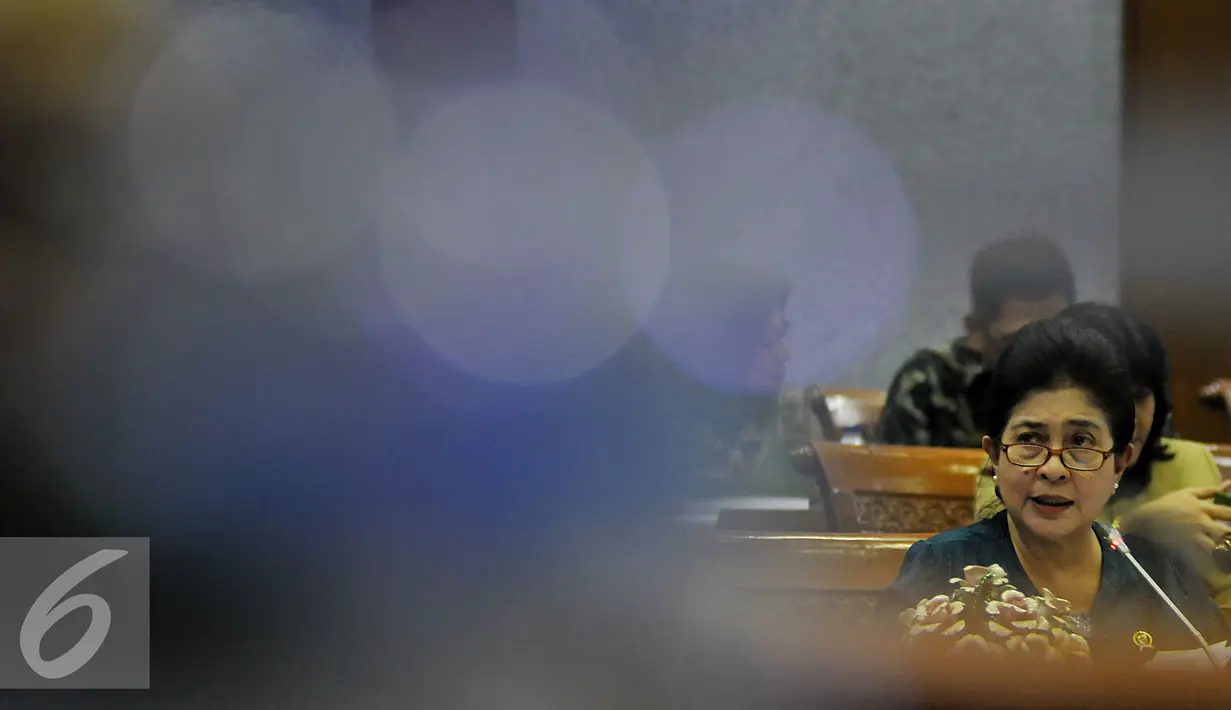 Menkes Nila Moeloek mengikuti raker dengan Komisi IX di Jakarta, Senin (15/2). Rapat membahas Laporan dan Penjelasan Kemenkes RI mengenai Evaluasi atas Pelaksanaan JKN - KIS oleh BPJS Kesehatan Tahun 2015 serta isu-isu terkini. (Liputan6.com/Johan Tallo)