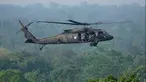 Helikopter Blackhawk Angkatan Darat Amerika Serikat terbang saat latihan militer gabungan Super Garuda Shield 2022 di Baturaja, Sumatera Selatan, Indonesia, Jumat (12/8/2022). Militer Amerika Serikat dan Indonesia melakukan latihan tempur tahunan di Pulau Sumatera, Indonesia. (AP Photo/Dita Alangkara)