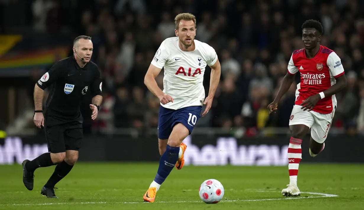 Pemain Tottenham Hotspur Harry Kane mengontrol bola saat melawan Arsenal pada pertandingan sepak bola Liga Inggris di Stadion Tottenham Hotspur, London, Inggris, 12 Mei 2022. Tottenham Hotspur menang 3-0. (AP Photo/Matt Dunham)