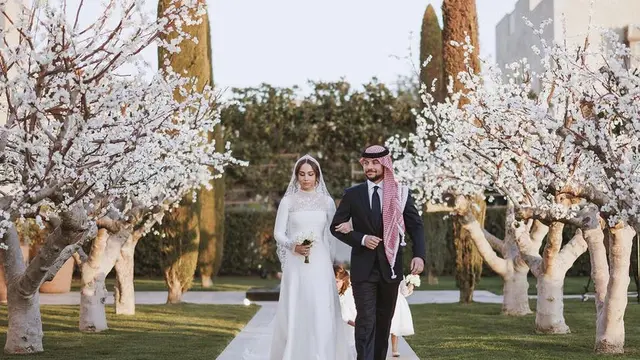 Putri Yordania Dibalut Gaun Putih dari Dior di Hari Pernikahan