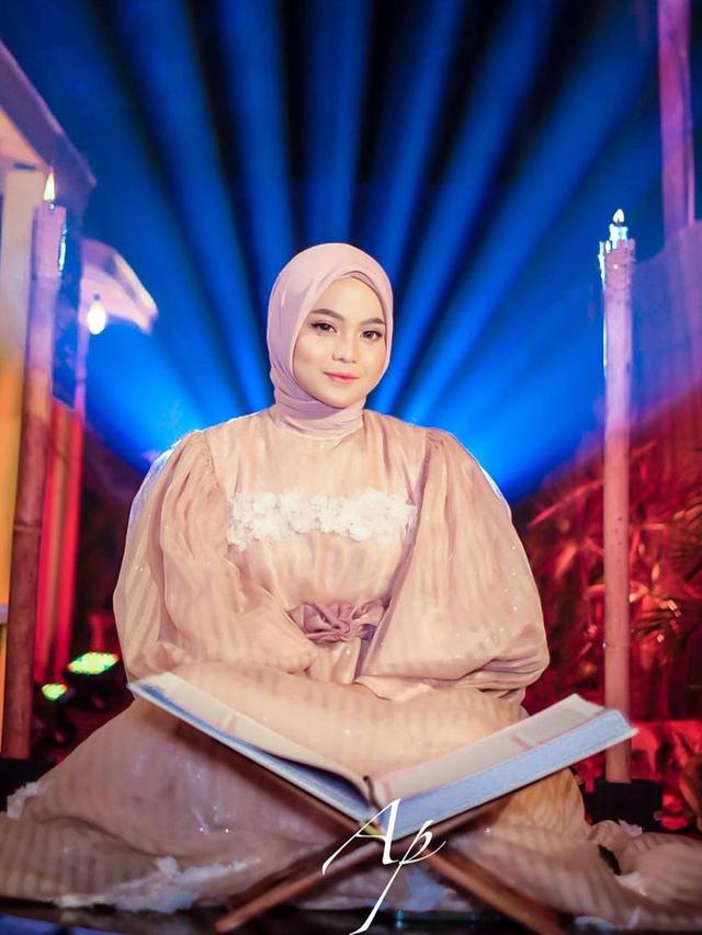 6 Gaya Putri D'Academy dalam Balutan Hijab, Banjir Pujian