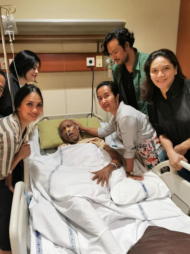 Personel Be3 menjenguk mendiang Chris Pattikawa (https://www.instagram.com/p/B6wfVr0n3Ca/)