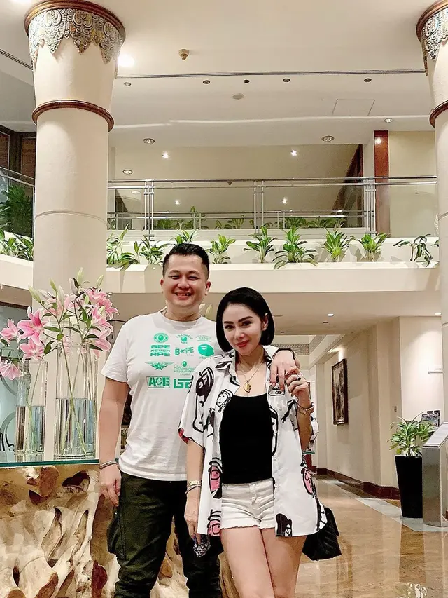 Rencana Pindah Kewarganegaraan, Ini 7 Potret Mesra Femmy Permatasari dan Suami