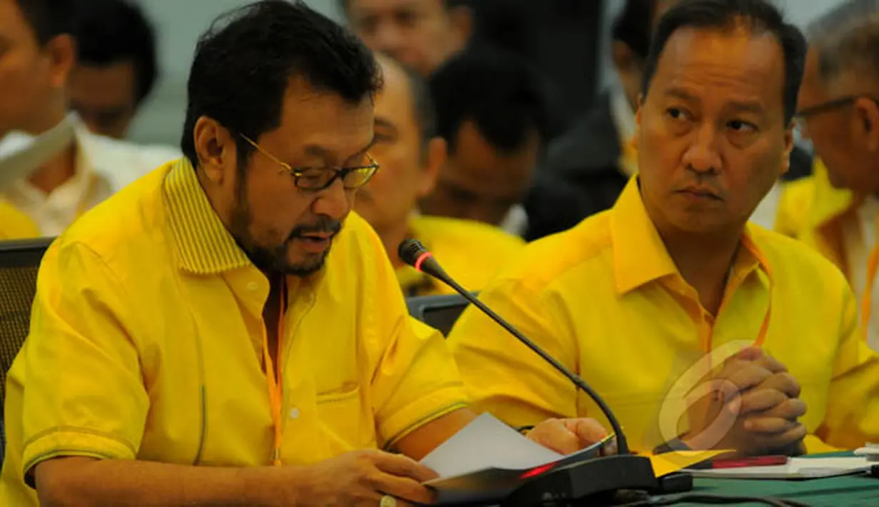 Wakil Ketua Umum versi Munas Ancol, Yorrys Raweyai (kiri) saat membacakan permohonan sidang Mahkamah Partai Golkar di kantor DPP Partai Golkar, Rabu (11/2/2015). (Liputan6.com/Faisal R Syam)