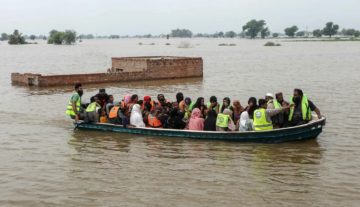 Relawan mengevakuasi warga desa yang terdampak banjir dengan perahu di Jalalpur Pirwala, distrik Multan, provinsi Punjab, pada 8 September 2025. (Shahid Saeed MIRZA/AFP)