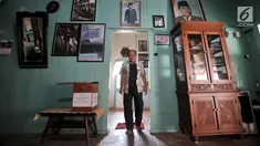Cucu warga Tionghoa yang rumahnya digunakan tokoh muda Indonesia, Djanto Djoewari alias Djiauw Kiang Lin (70) berjalan di Rumah Pengasingan Sukarno dan Mohammad Hatta di Rengasdengklok, Karawang, Jawa Barat, Kamis (16/8). (Merdeka.com/Iqbal Nugroho)
