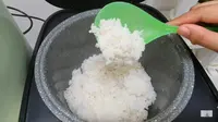 Cara Masak Beras Pera Jadi Pulen dengan 3 Bahan Dapur (Credit: YouTube/Phesi Esterju)