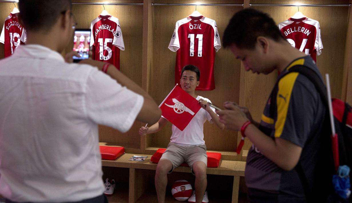 Fans Arsenal berpose di ruang ganti yang akan digunakan oleh The Gunners saat bertanding melawan Chelsea di Beijing, Jumat, (21/7/2017). Arsenal dan Chelsea akan bertanding dalam laga persahabatan. (AP/Ng Han Guan)