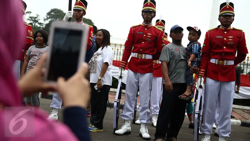 Eskpresi Paspamres Tetap Serius, Warga Makin Asyik Berselfie