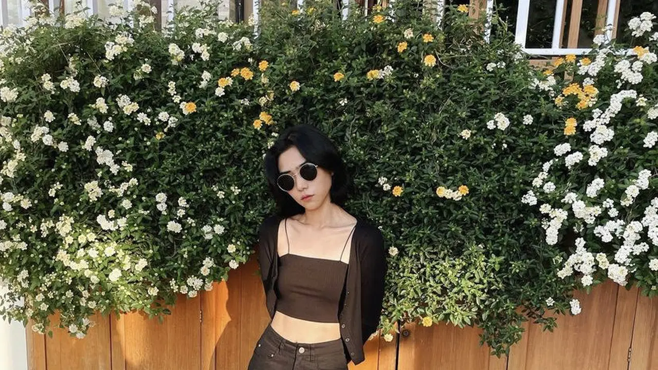 Gaya Fashion Artis Tanah Air Pamerkan Perut Ratanya