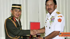 Citizen6, Cilangkap: Pangab Brunei menerima penganugerahan Bintang Yudha Dharma Utama dari Pemerintah RI yang disematkan oleh Menhan RI. (Pengirim: Badarudin Bakri)