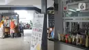 Kios milik pelaku usaha mikro, kecil, dan menengah (UMKM) di kawasan terpadu Stasiun Tebet, Jakarta, Sabtu (6/11/2021). Dinas PPKUKM Provinsi DKI Jakarta menyediakan 72 kios untuk UMKM yang telah bergabung menjadi anggota Jakpreneur.  (Liputan6.com/Herman Zakharia)