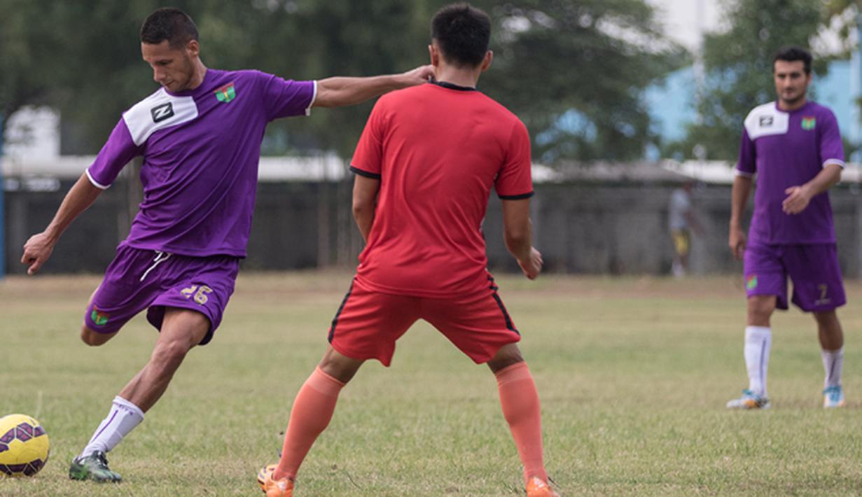 Pemain Persita Tangerang, Raphael Maitimo menendang bola saat ujicoba melawan PSAU di Lapangan Sutasoma, Jakarta, Jumat (21/8/2015). Maitimo berhasil mencetak gol tunggal kemenangan Persita. (Bola.com/Vitalis Yogi Trisna)