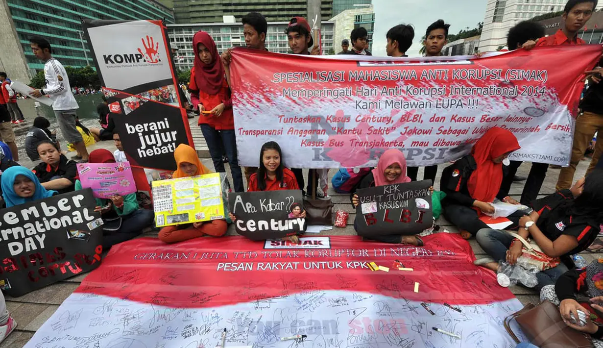 Massa dari Spesialisasi Mahasiswa Anti Korupsi (SIMAK) melakukan aksi di Bundaran HI, Jakarta, Minggu (7/12/2014). (Liputan6.com/Miftahul Hayat)
