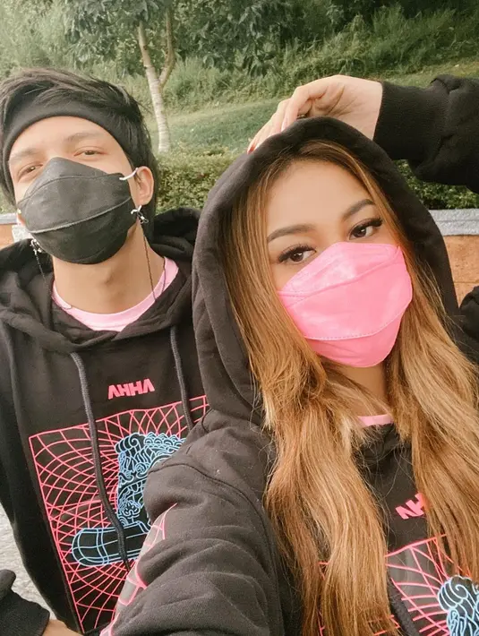 Dari kabar yang simpang siur, Atta pun buka suara tentang pemberitaan putusnya dengan Aurel. Ia mengatakan hubungan mereka baik-baik saja. (Instagram/aurelie.hermansyah)