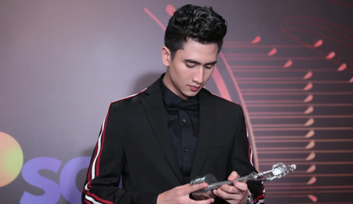 Dengan penghargaan yang telah diraih oleh remaja 21 tahun ini, bisa menjadi lecutan semangat berkarier dan memberikan yang terbaik saat berkarya. Piala tersebut didedikasikan untuk kedua orang tuanya. (Adrian Putra/Bintang.com)