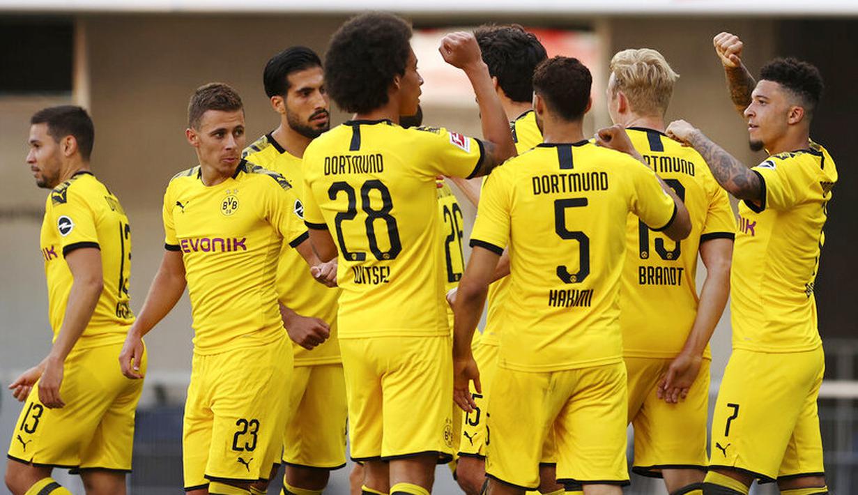 Para pemain Borussia Dortmund merayakan gol yang dicetak oleh Jadon Sancho ke gawang SC Paderborn 07 pada laga Bundesliga di Stadion Benteler, Minggu (31/5/2020). Borussia Dortmund menang dengan skor 6-1 SC Paderborn 07. (AP/Lars Baron)