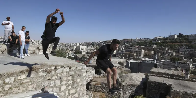 FOTO: Aksi Pemuda Palestina Berlatih Parkour di Kota Hebron