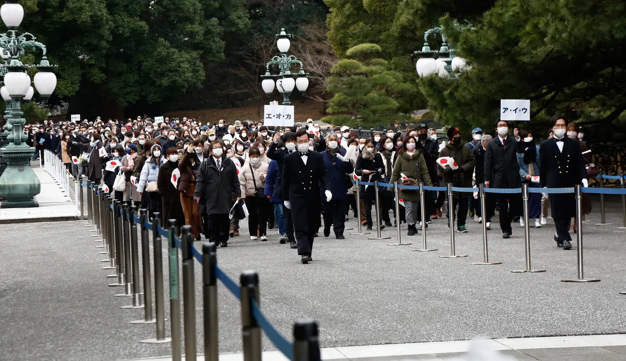 Warga menghadiri perayaan ulang tahun ke-63 Kaisar Jepang Naruhito di Istana Kekaisaran, Tokyo, Jepang, Kamis (23/2/2023). Warga Jepang ramai-ramai datang untuk mengucapkan selamat kepadanya Kaisar Jepang Naruhito saat perayaan ulang tahunnya yang ke-63. (Rodrigo Reyes Marin/Pool Photo via AP)
