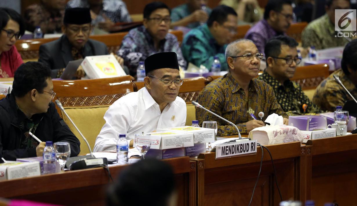 Menteri Pendidikan dan Kebudayaan Muhadjir Effendy menyampaikan paparan dalam rapat kerja dengan Komisi X DPR di Kompleks Parlemen, Senayan, Jakarta, Rabu (4/9/2019). Rapat membahas Rencana Kerja dan Anggaran Kementerian dan Lembaga (RKAKL) Tahun 2020. (Liputan6.com/Johan Tallo)