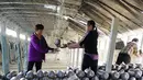 Warga menyusun media tanam untuk jamur pangan di sebuah rumah kaca di Wilayah Luannan, Provinsi Hebei, China utara (7/10/2020). Output tahunan dari berbagai jenis jamur pangan di wilayah tersebut mencapai lebih dari 10 juta kilogram. (Xinhua/Yang Shiyao)