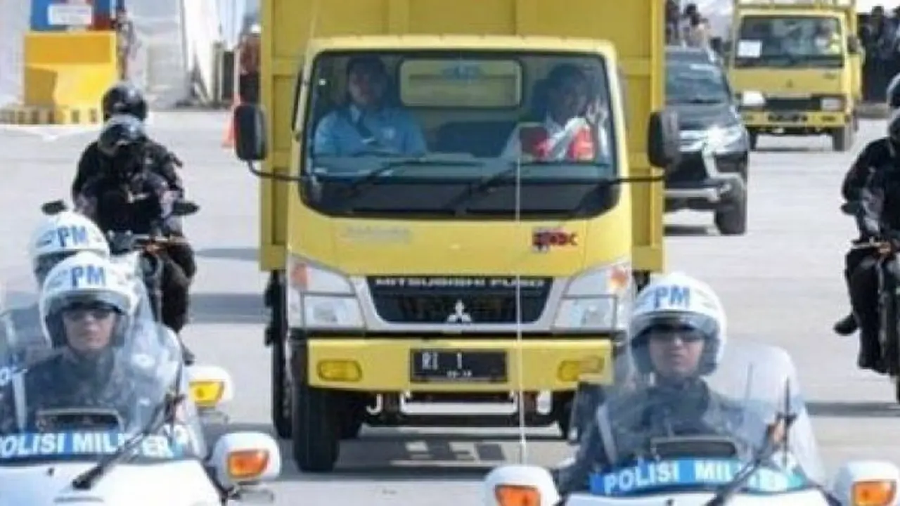 Naik Truk Keperesmian Tol, Jokowi Dipuji Perusahaan Jepang